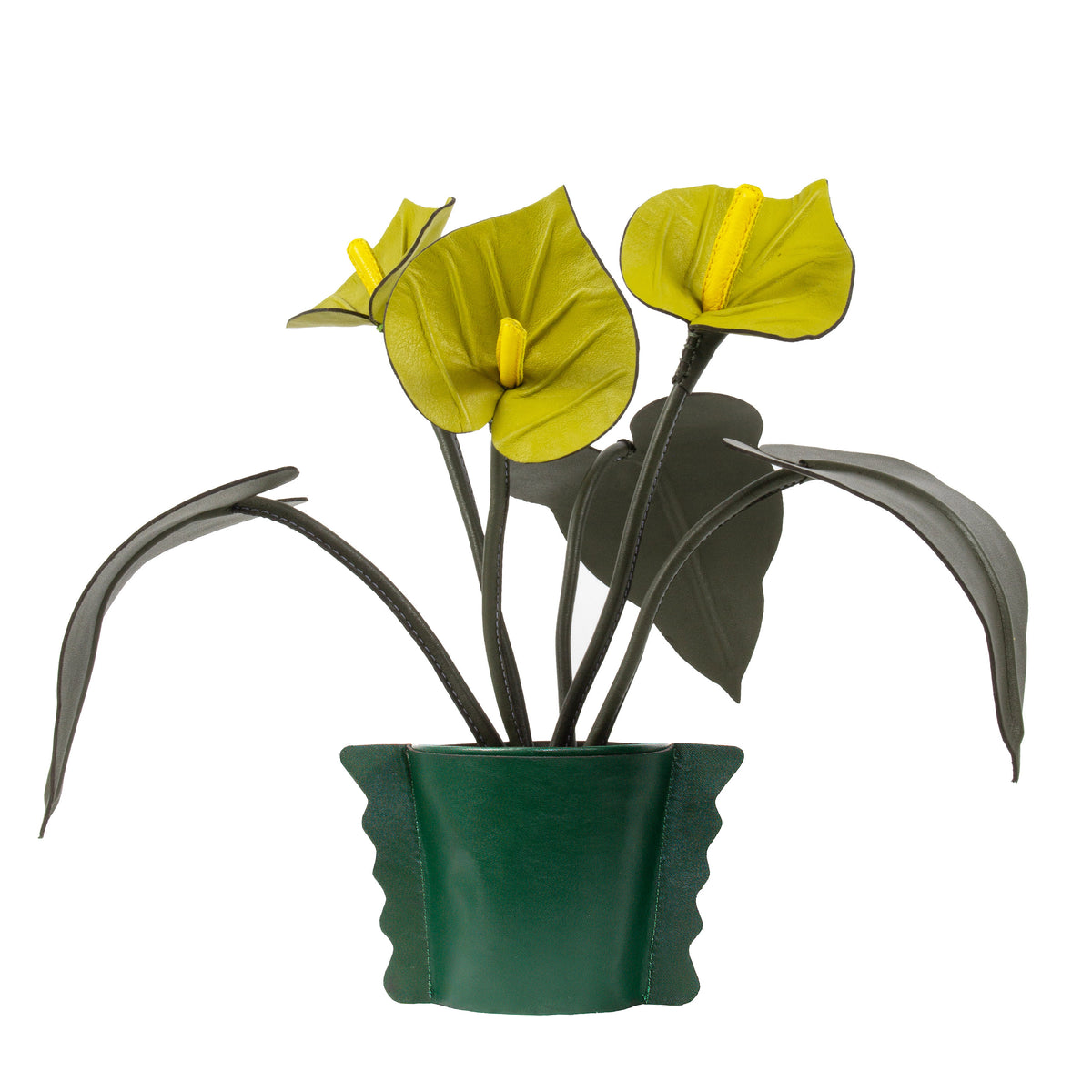 Vaso Antúrio de couro mostarda Patrícia Maranhão, design brasileiro