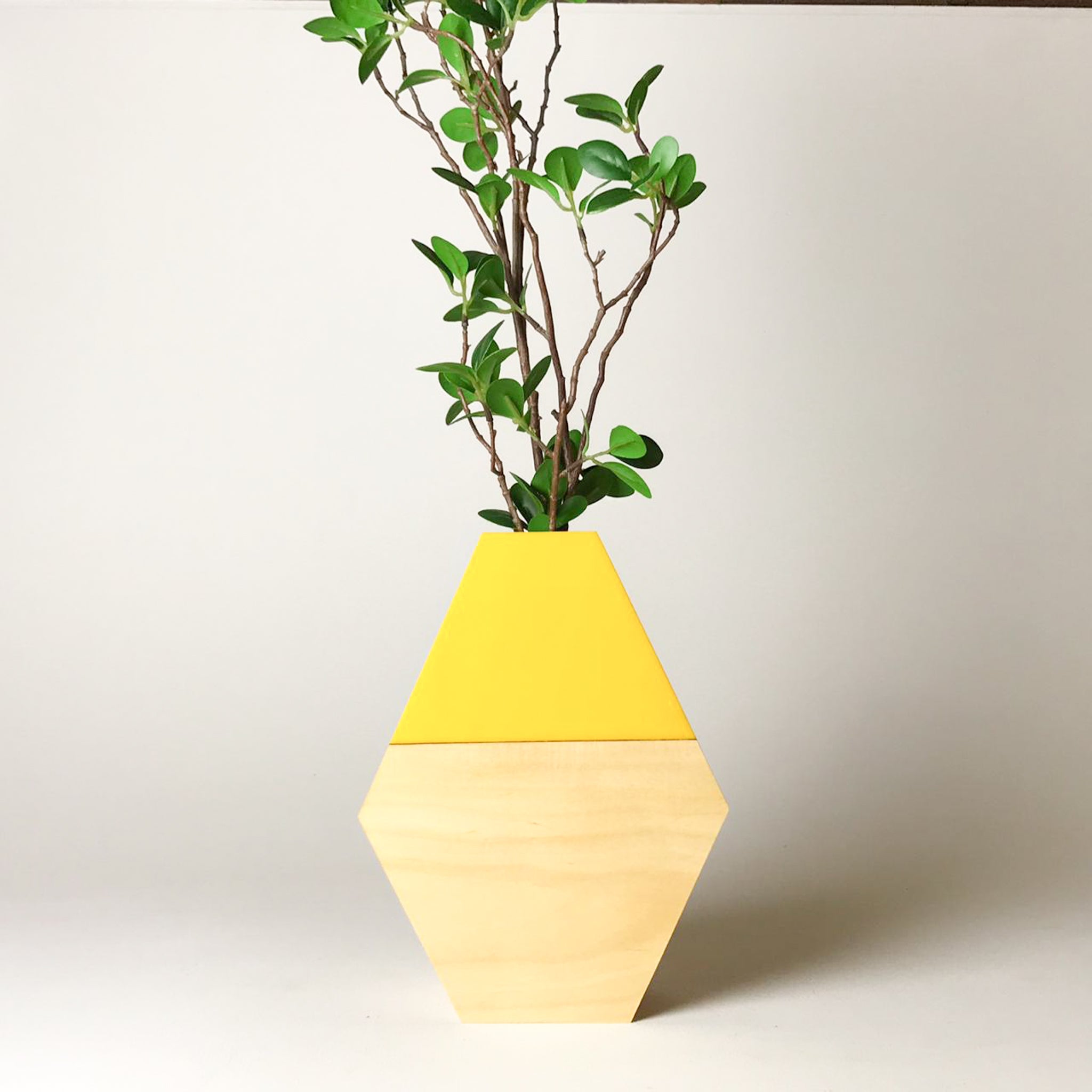 Escultura de Madeira Vaso Bauhaus Brith Amarelo Patricia Maranhão