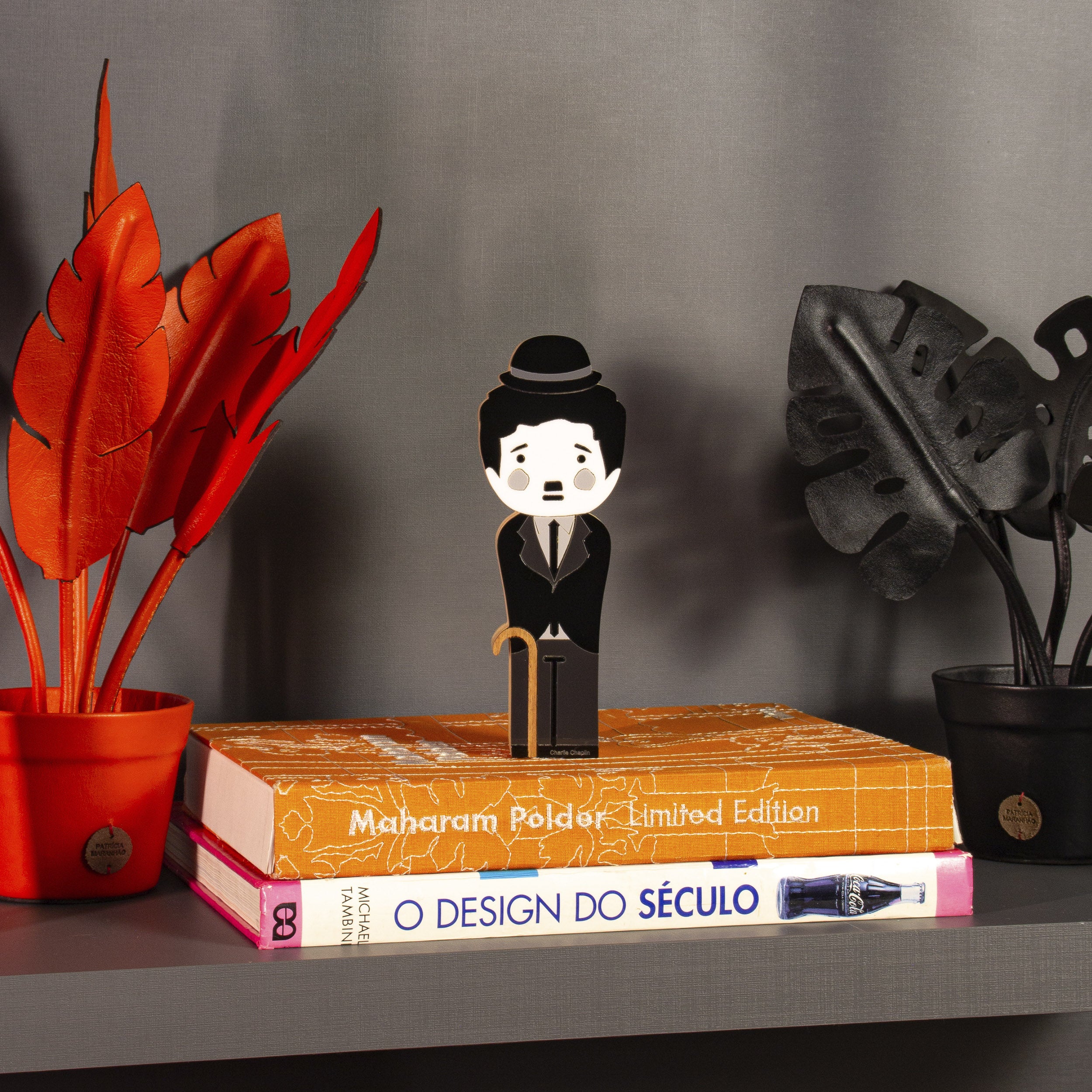 Kokeshi Escultura de Madeira Charlie Chaplin