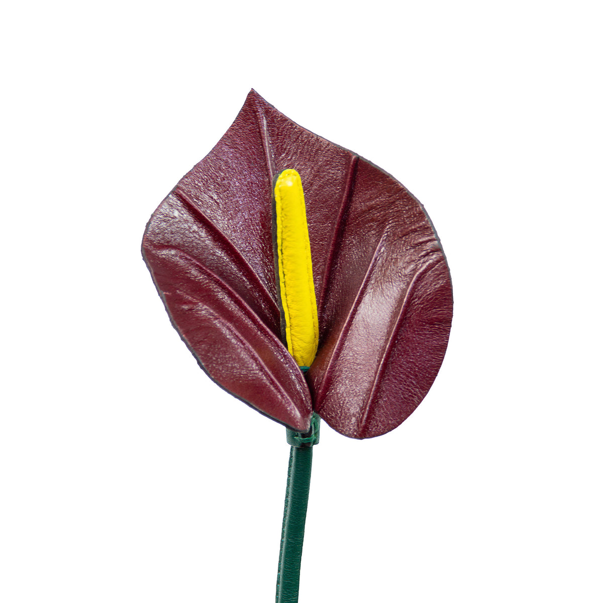 Detalhe da flor de Antúrio artesanal em couro integral