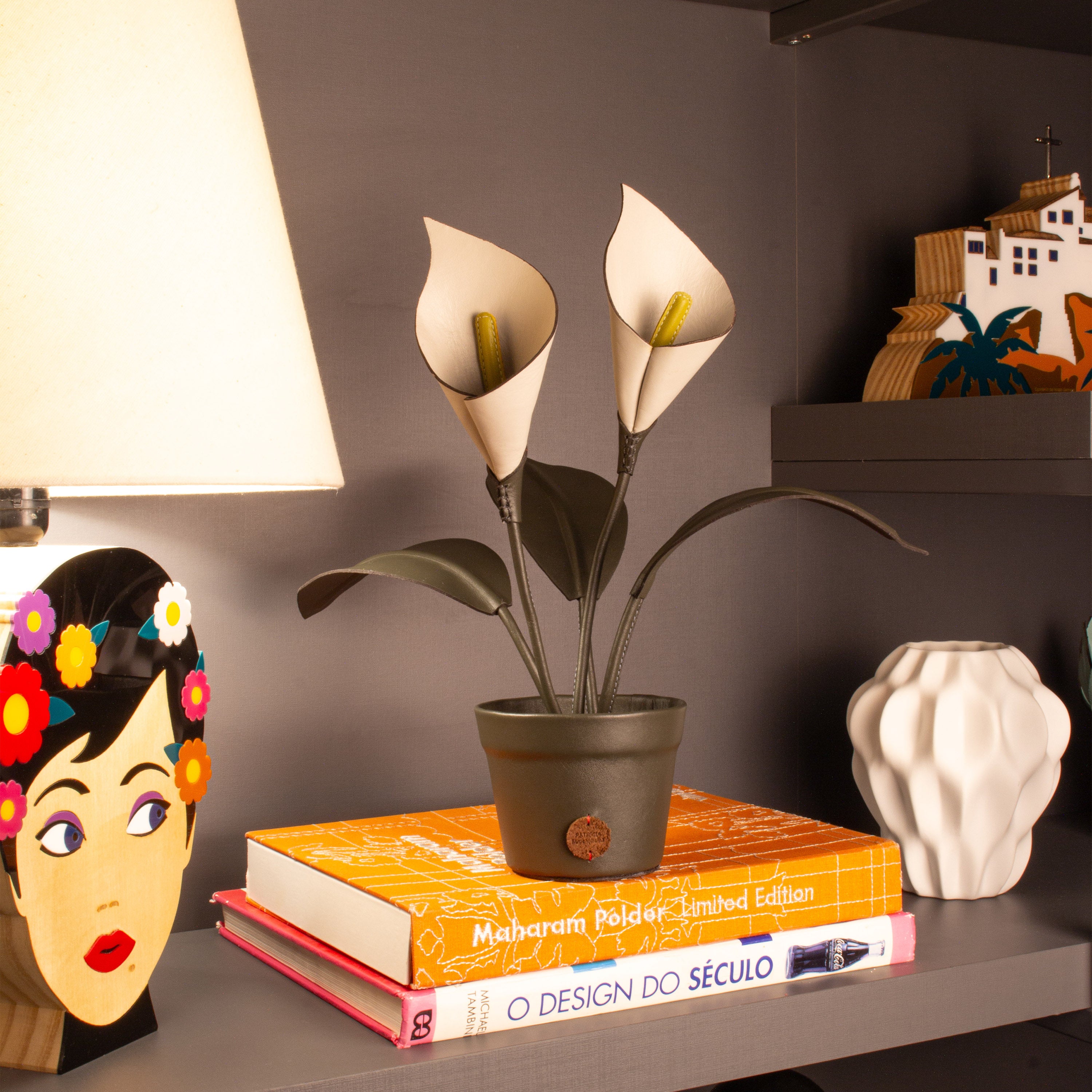 Vaso de Planta Copo de Leite Gelo em Couro Patrícia Maranhão