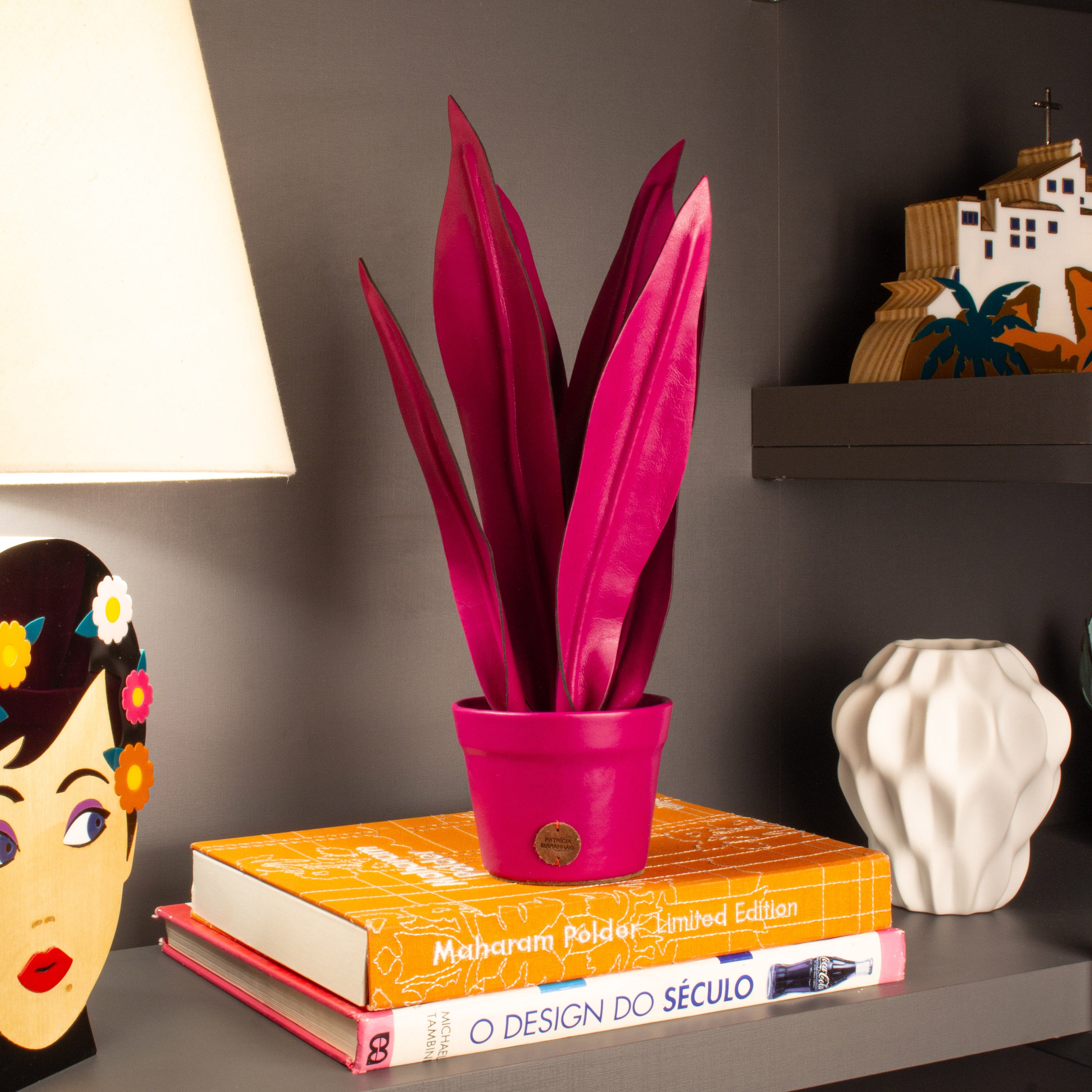 Vaso de Planta Espada de São Jorge Pink em Couro Patrícia Maranhão