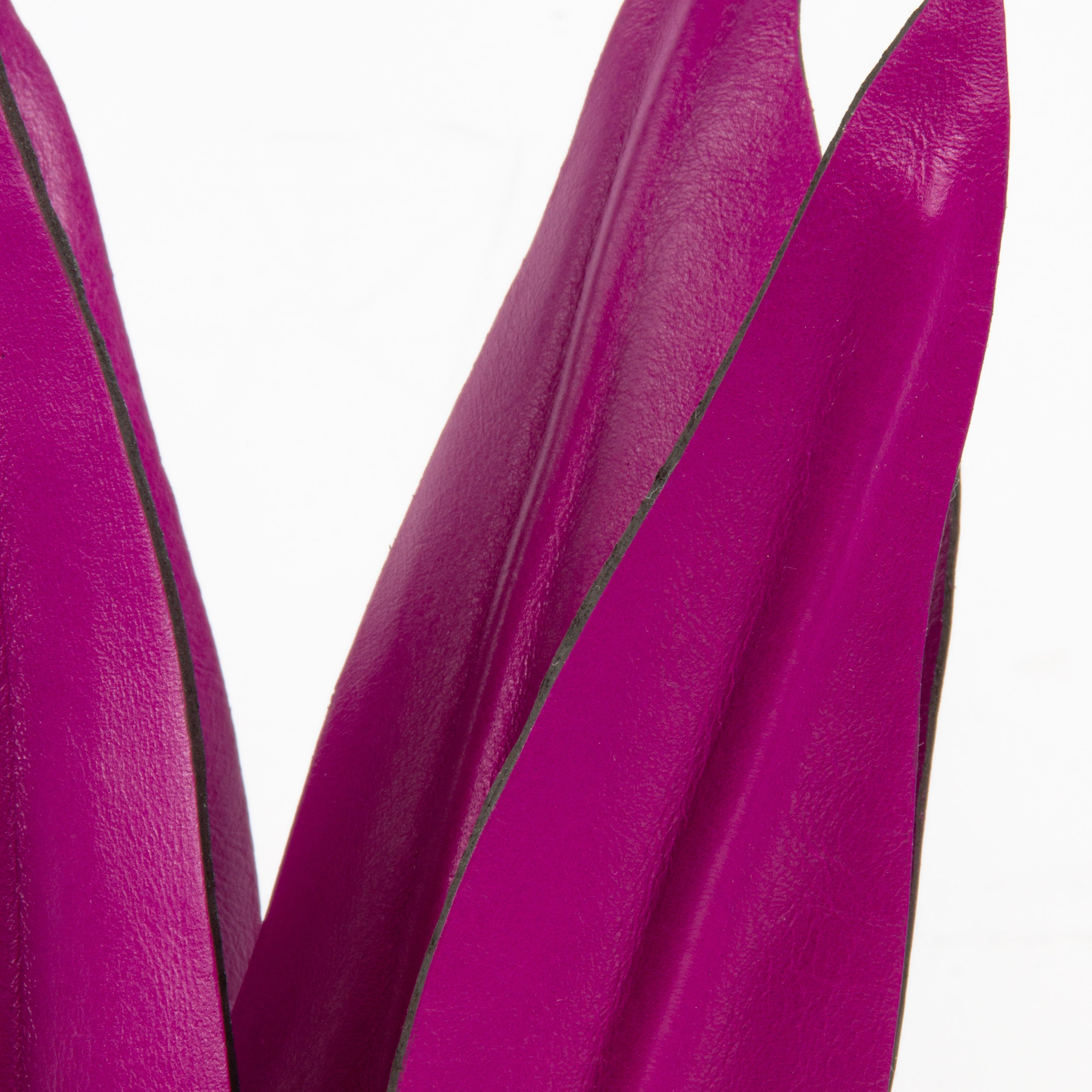 Vaso de Planta Espada de São Jorge Pink em Couro Patrícia Maranhão