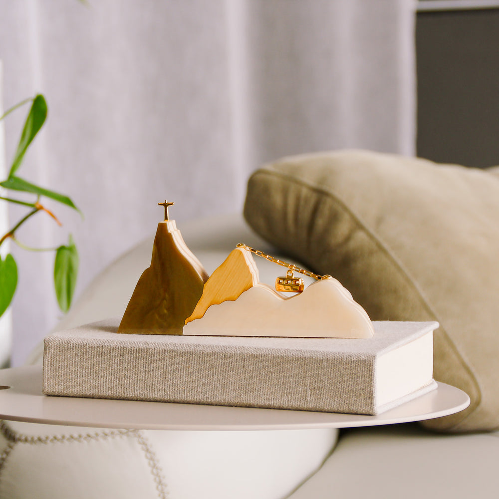 Composição editorial com elementos de decoração e design brasileiro