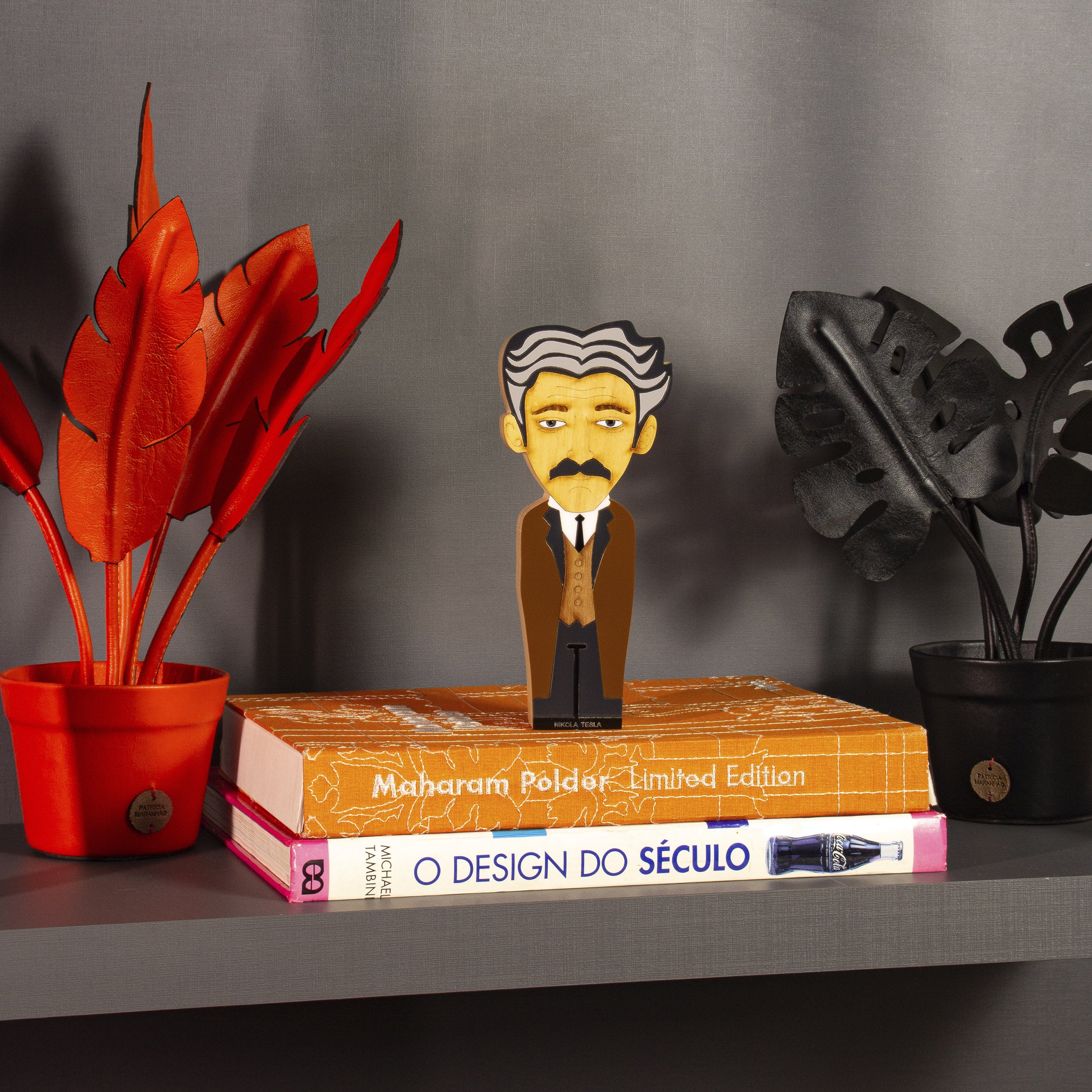 Kokeshi Escultura de Madeira Nikola Tesla
